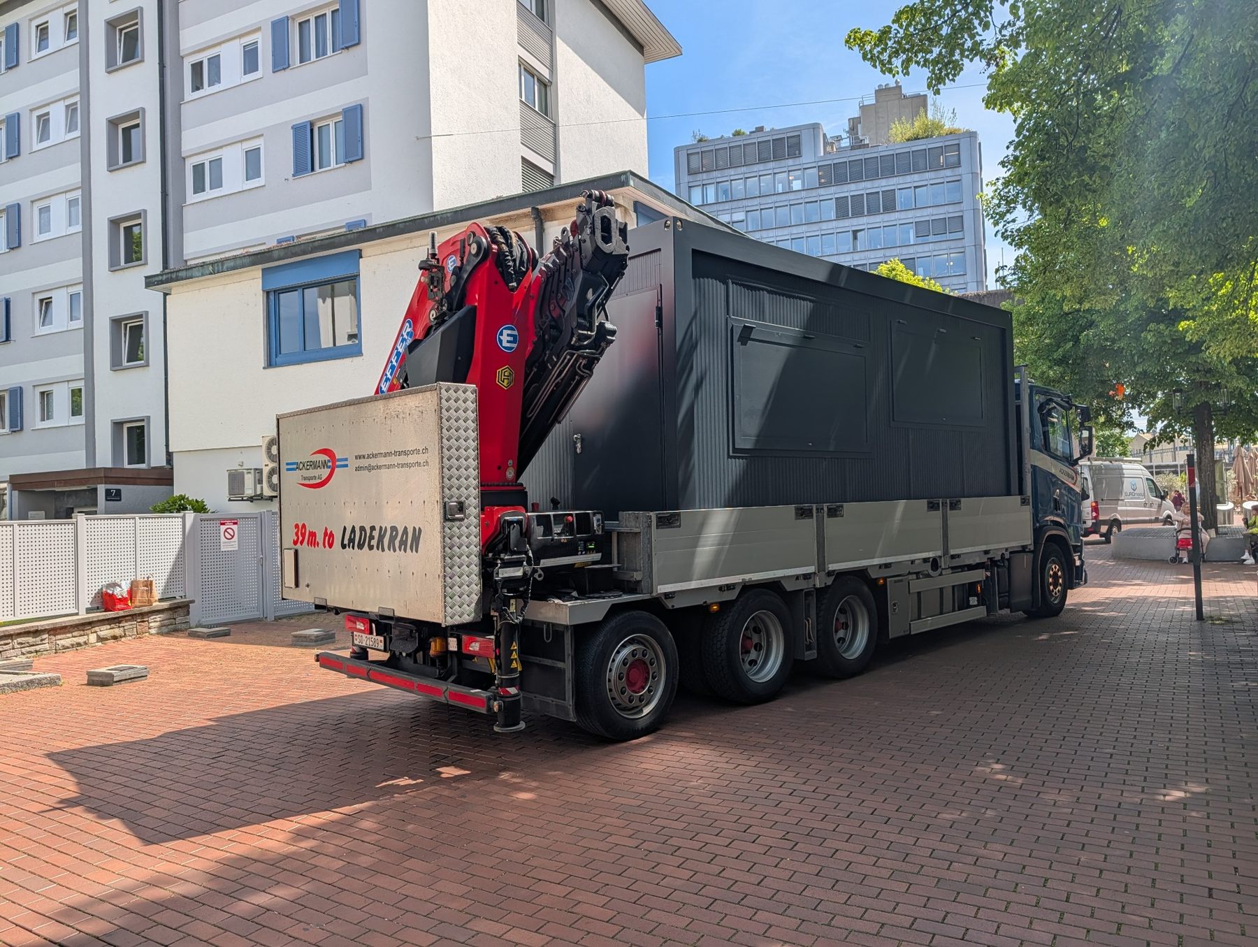 Gastronomiemodul auf dem Transportfahrzeug