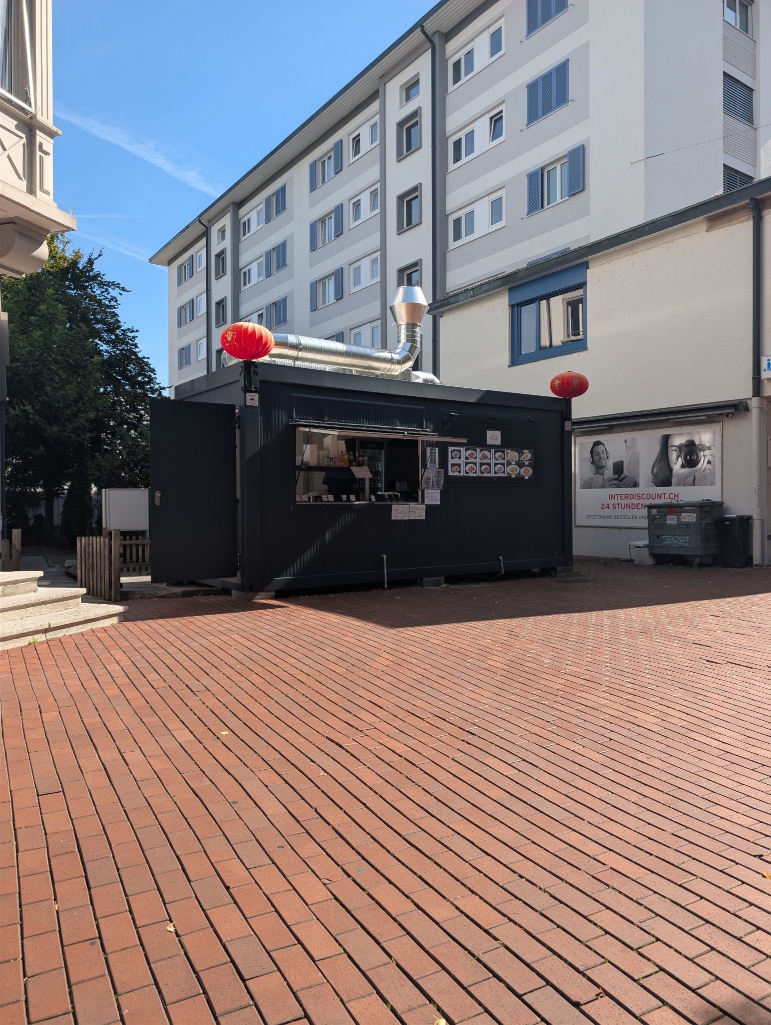 Fertig aufgestellter schwarzer Gastronomiecontainer in Brugg