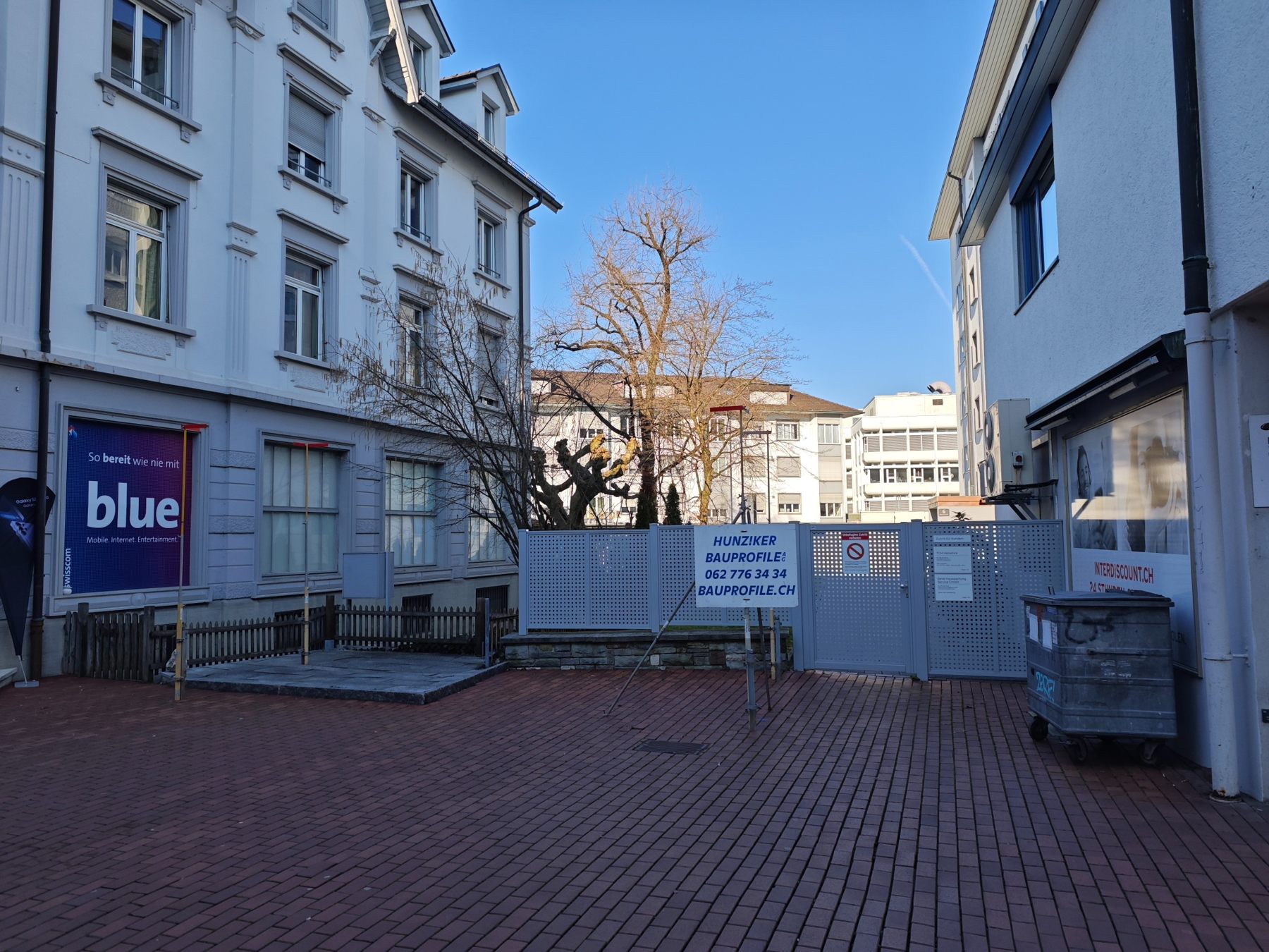 Freie Platzfläche vor dem Vorhaben